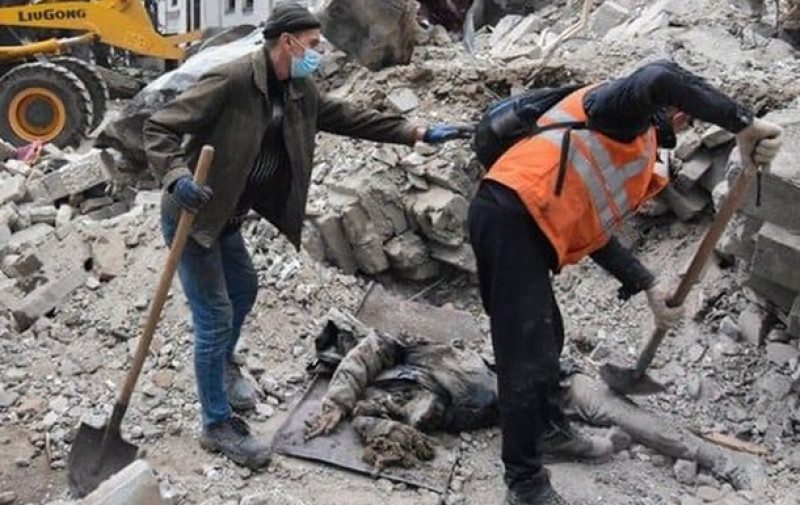 "Психіка не витримує": у Маріуполі під завалами будинків знаходять багато трупів