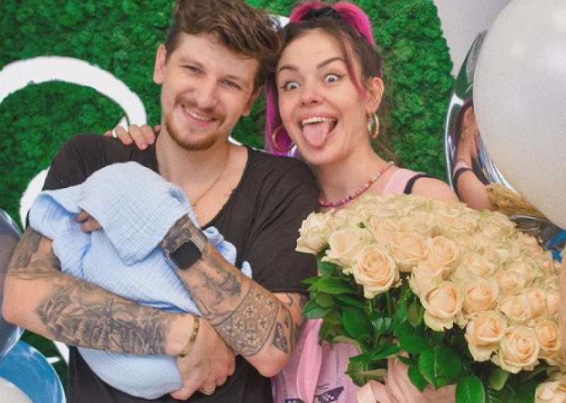 Зірковий бебі-бум: співачка MamaRika усиновить дитину війни