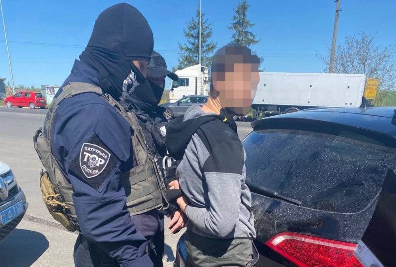 Парочка "волонтерів" обдурила українців на два мільйони гривень: купили собі машини