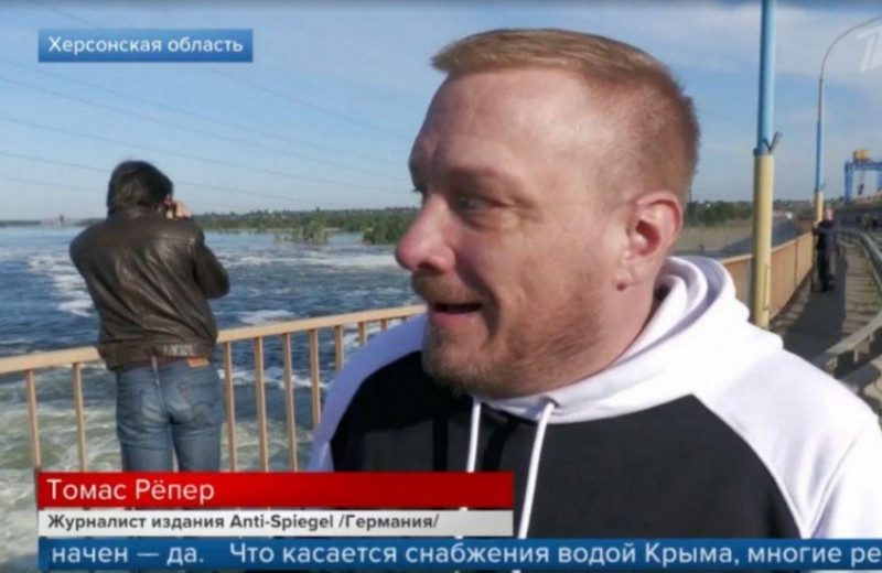 В РФ оскандалились с новым фейком – выдали фанатов Путина на Херсонщине за иностранных журналистов