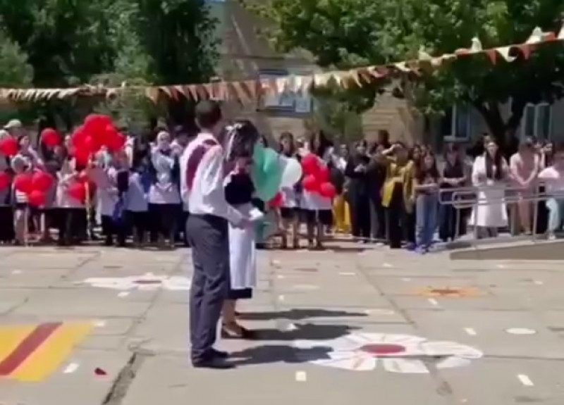 "Путин – черт!": ученица в РФ на школьной "линейке" заявила в микрофон о поддержке Украины