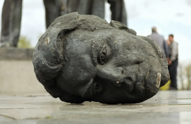 Вятрович объяснил, зачем демонтировать советские памятники в Украине во время войны