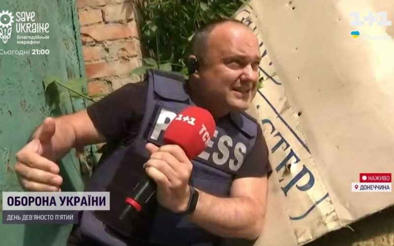 Съемочная группа ТСН попала под обстрел: бежали в укрытие во время прямого включения