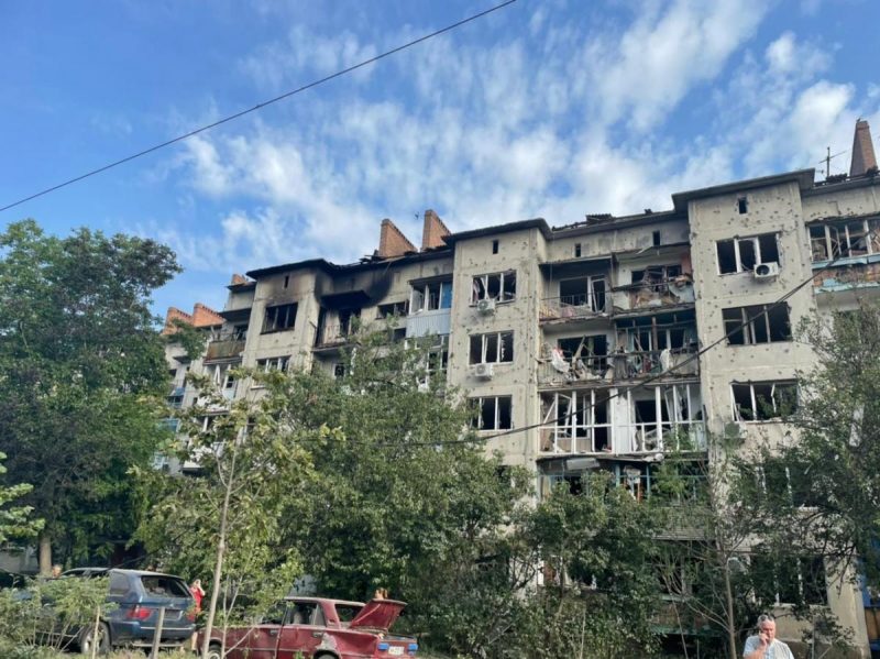 Ночью РФ ударила ракетами по жилым домам и школе в Славянске: есть погибшие и раненые
