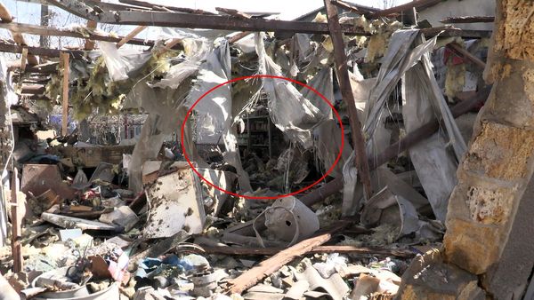 Новий символ стійкості: банки з консервацією єдині вціліли у зруйнованому окупантами будинку Новий символ стійкості: банки з консервацією єдині вціліли у зруйнованому окупантами будинку