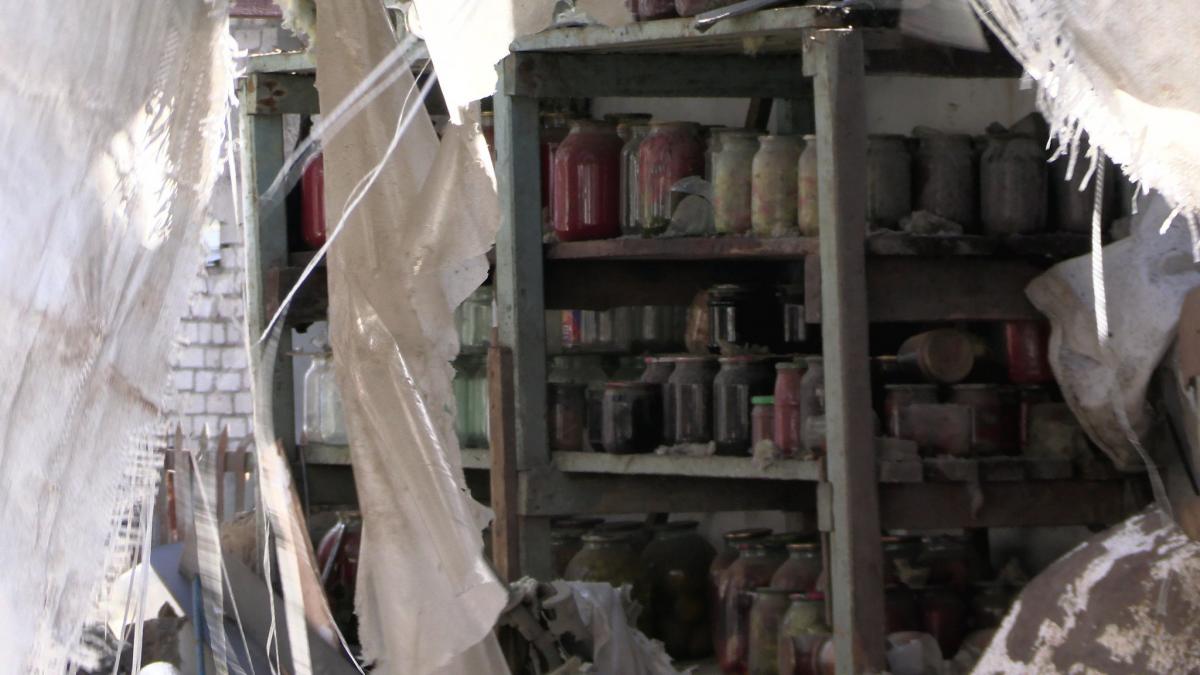 Новий символ стійкості: банки з консервацією єдині вціліли у зруйнованому окупантами будинку Новий символ стійкості: банки з консервацією єдині вціліли у зруйнованому окупантами будинку