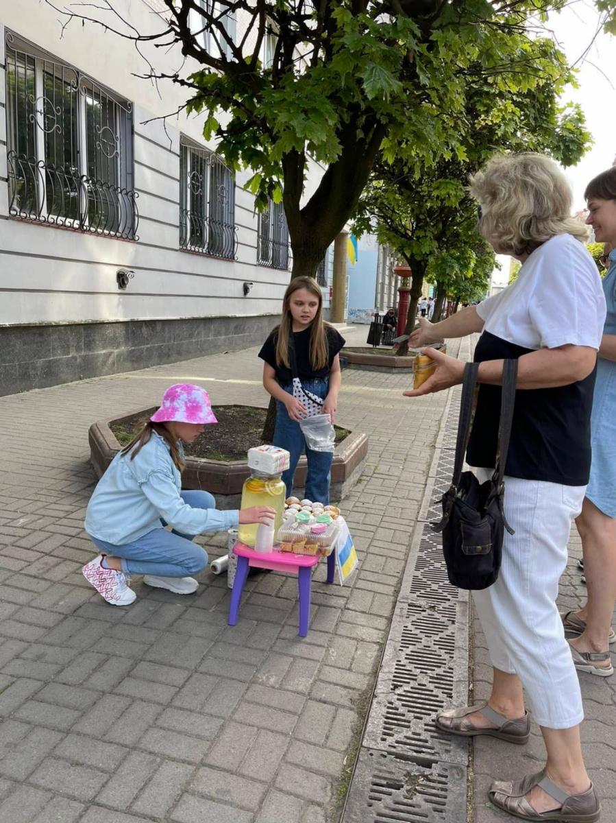 Школярки збирають гроші для ЗСУ Школярки збирають гроші для ЗСУ