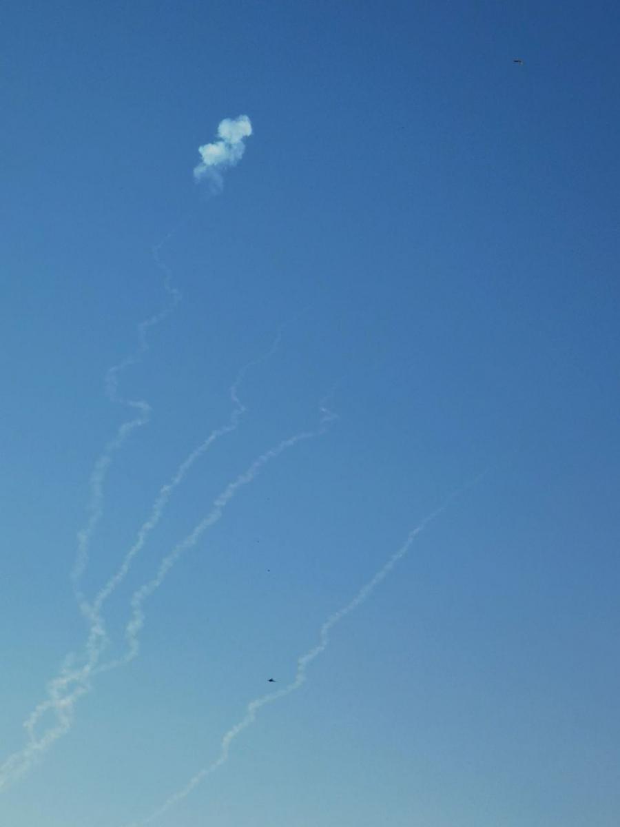 Следы от ракет в воздухе после ракетного удара 25 июня 