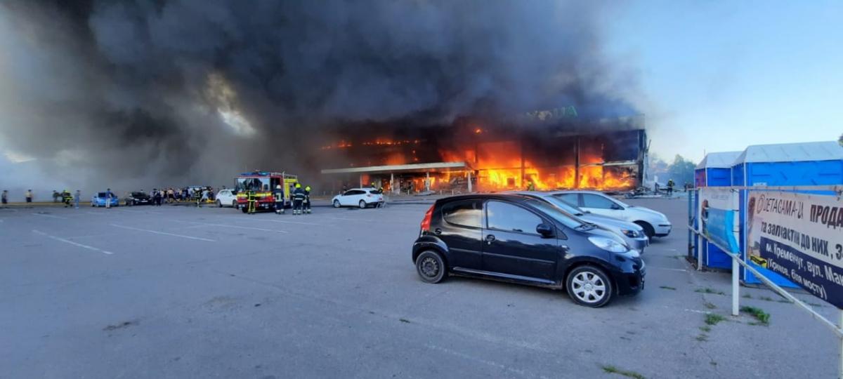 Пожар в Кременчуге после ракетного удара