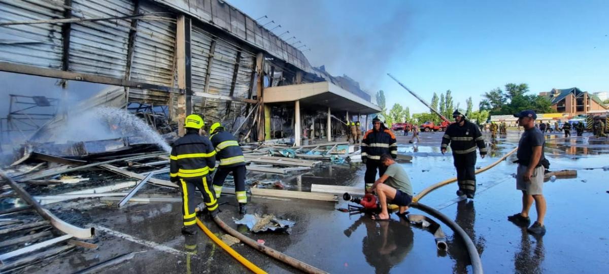 Пожар в Кременчуге после ракетного удара