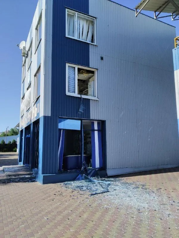 Друга ракета влучила у підприємство в Кременчуці і розбила вікна молодіжного футбольного клубу