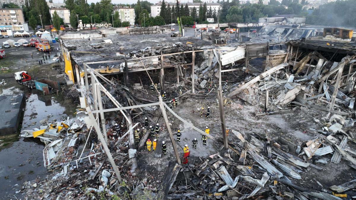 Последствия ракетного удара по ТРЦ в Кременчуге
