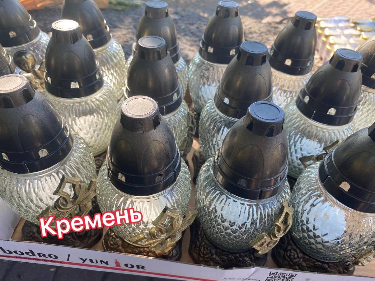 У місті навпроти готелю організували місце вшанування пам’яті загиблих