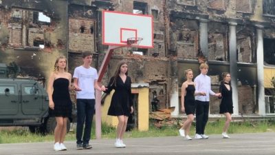 Выпускной вальс на фоне разрушенной школы: в Харькове выпускники растрогали своим танцем