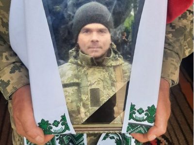 "Сиротами залишилося п'ятеро діточок": на Вінниччині поховали вбитого під Ізюмом бійця ЗСУ