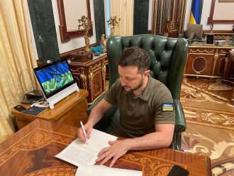Володимир Зеленський підписав закон Володимир Зеленський підписав закон