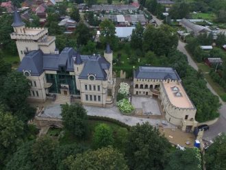 Замок Пугачевой предложили конфисковать и пустить туда беженцев из Донбасса