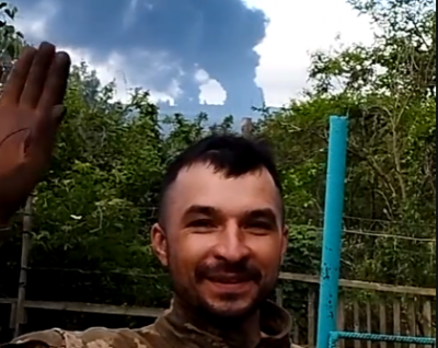 'Глянь, что ты натворил!': бойцы ВСУ веселятся на фоне пылающих складов оккупантов на Луганщине