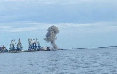 Піднімається стовп диму: в окупованому Бердянську пролунало два потужні вибухи