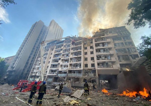 Ракетний удар по Києву: прогриміли потужні вибухи, є "прильот" у житловий будинок - всі подробиці