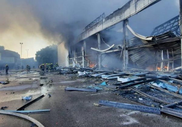 Пекло у Кременчуці: рятувальники розкрили деталі потужної пожежі після ракетного удару