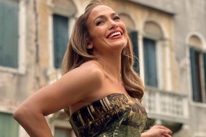 "Летнее настроение: активировано": 52-летняя Дженнифер Лопес показала невероятный пляжный лук