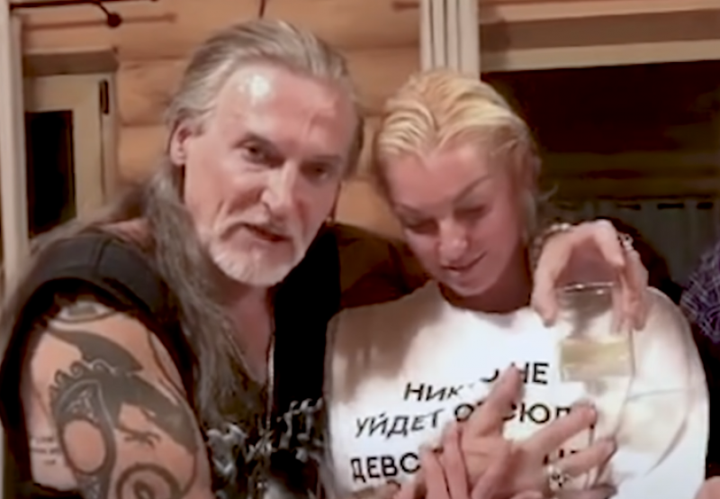 "Зачем вы волосы остригли?": Волочкова стала посмешищем в Сети, выйдя в свет с Джигурдой