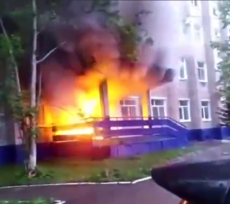 В России мужчина поджег здание Росгвардии: горело ярким пламенем