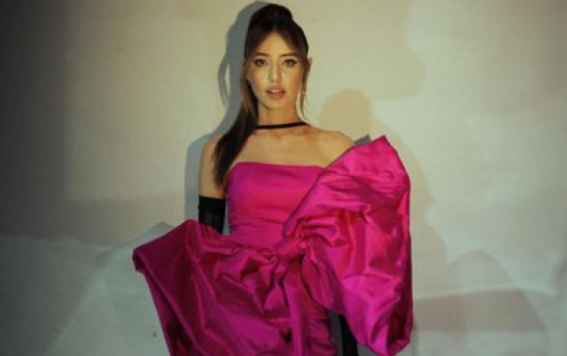 В детском платьице и с косичками: Надя Дорофеева похвасталась стройными ножками в стильном образе