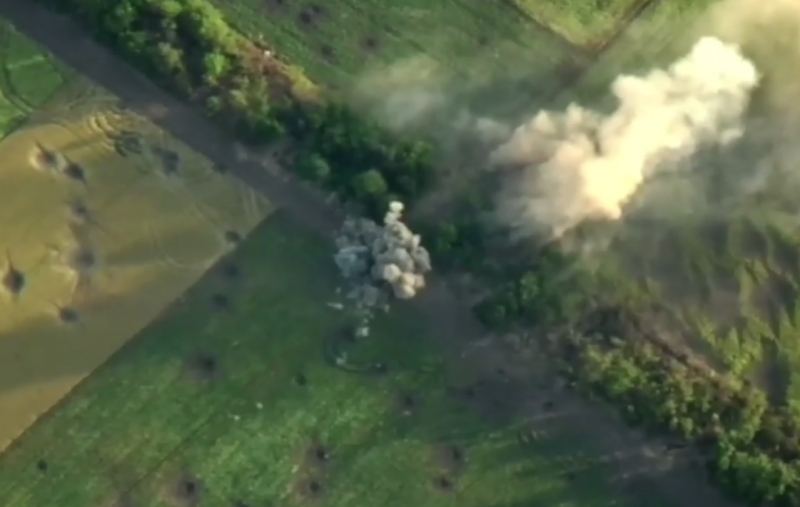 Украинские бойцы "поджарили" врага в поле: российская БМП сгорела с рашистами