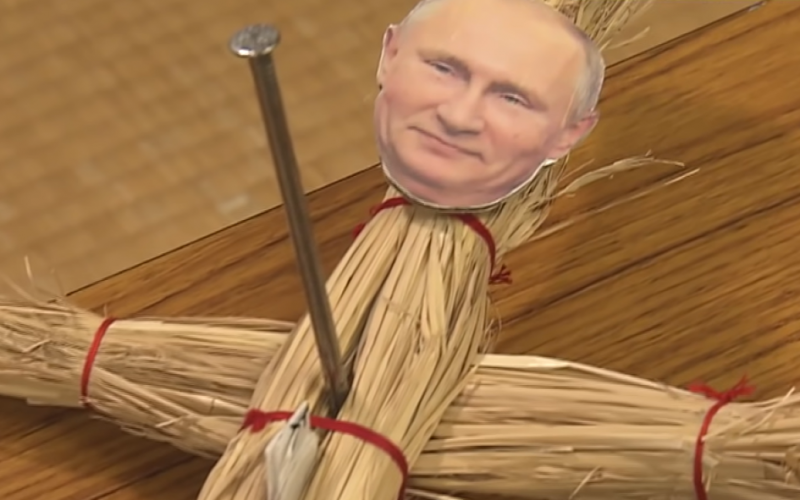 У Путіна "забивають" цвяхи: у храмах Японії роблять ляльки вуду і прибивають до дерев