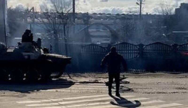 "Сидять, як Рембо": мешканець Бахмача, аби зупинити рашистів, кинув свій велосипед на танки