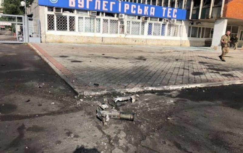 Рашисти вдарили по Вуглегірській ТЕС: спалахнула пожежа, тривають важкі бої