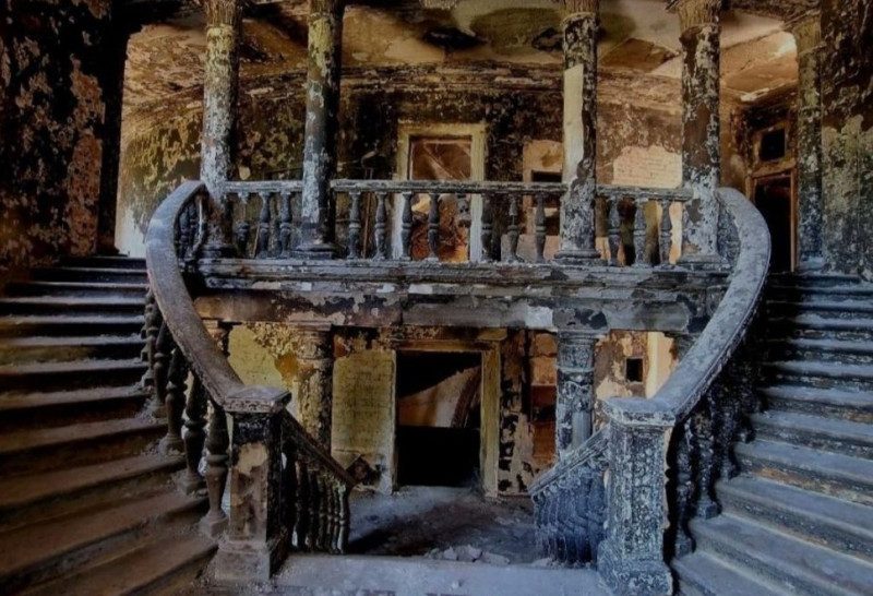 "Вистави на могильнику": окупанти запустять шоу в розбомбленому драмтеатрі у Маріуполі