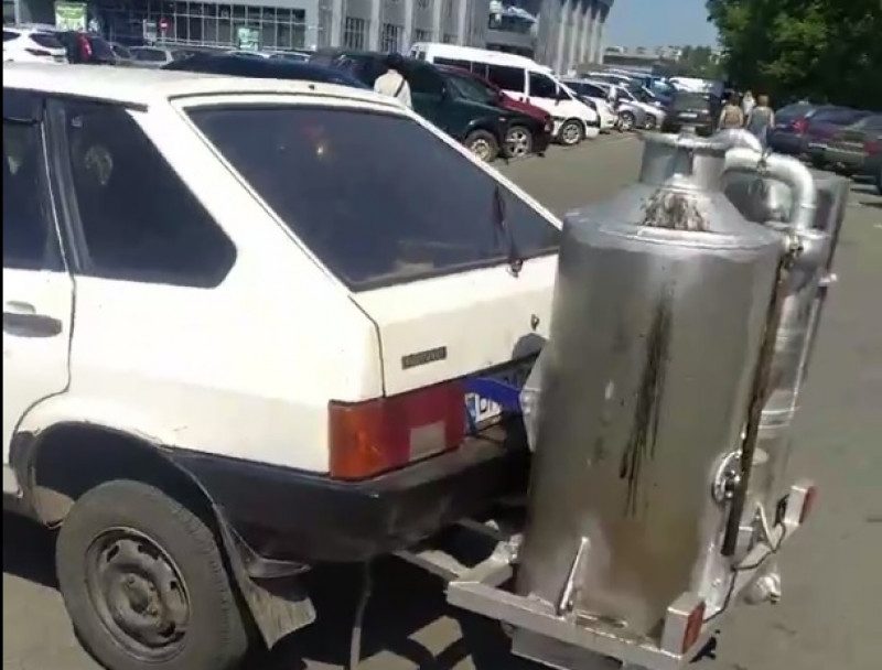 Дефицит бензина – не беда: в Сумах авто местного жителя ездит на дровах
