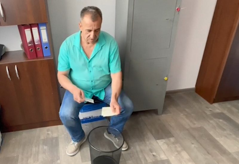 "Стыдно, что я служил": майор полиции России сжег военный билет в протест против войны