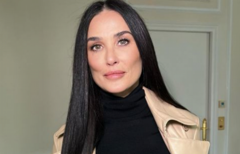 59-летняя Деми Мур засветилась в объятиях нового любовника с "дьявольским чувством юмора"