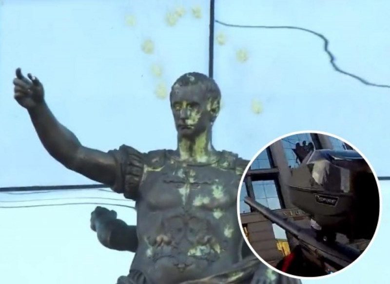 В Петербурге обстреляли статую Путина-римского императора