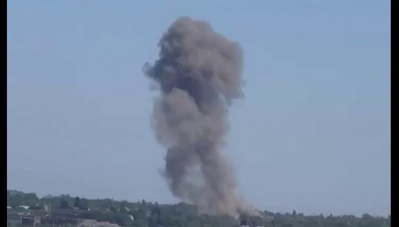 В оккупированном Донецке прогремели взрывы: горит склад боеприпасов