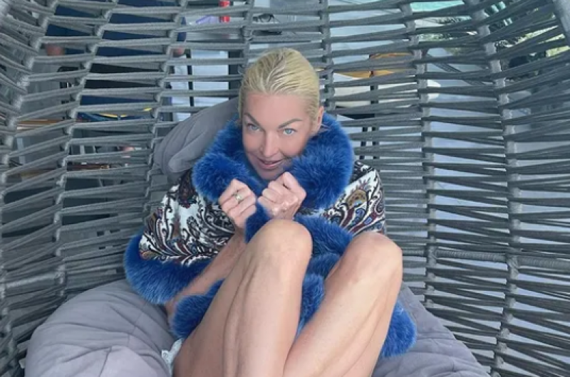 Волочкова невдало розставила ноги, розсмішивши шанувальників: "там параліч сідничного нерва"