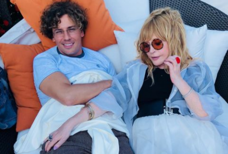 Максим Галкін показав, як Алла Пугачова в білому топі і міні-шортах пустилася в танок