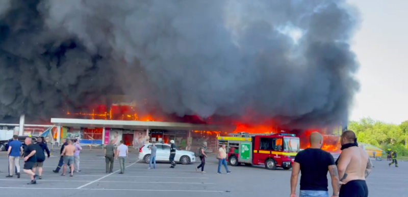 Удар по Кременчуку: окупанти скинули на ТЦ 900 кілограмів вибухівки - Монастирський