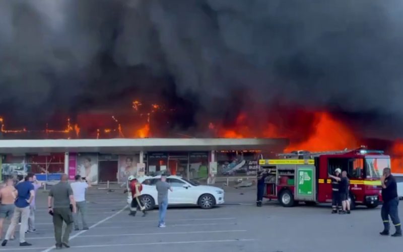 Ракеты РФ попали в ТРЦ в Кременчуге: есть погибшие и пострадавшие