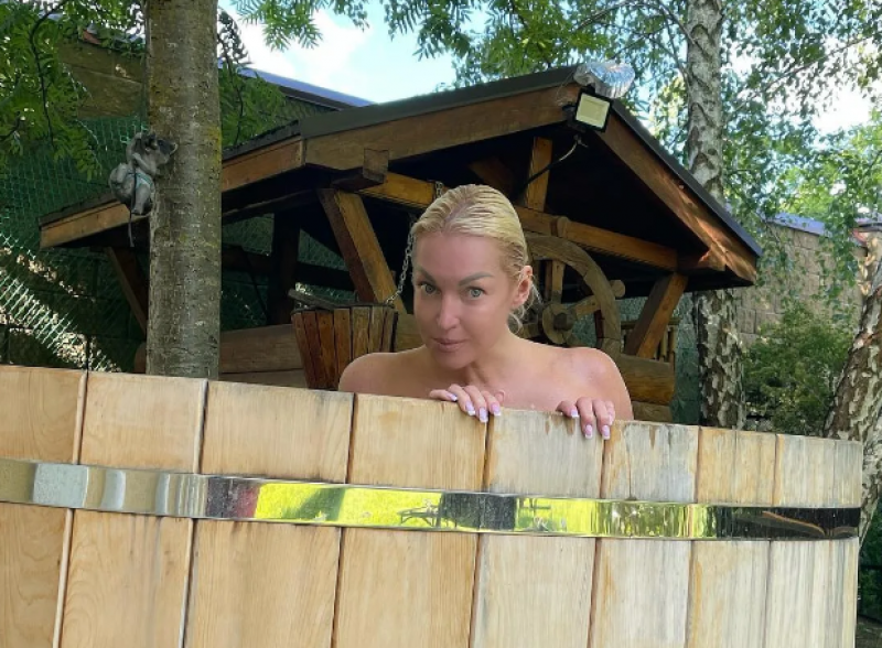 "Я - счастливая мама": Волочкова показала редкие фото с 16-летней дочкой