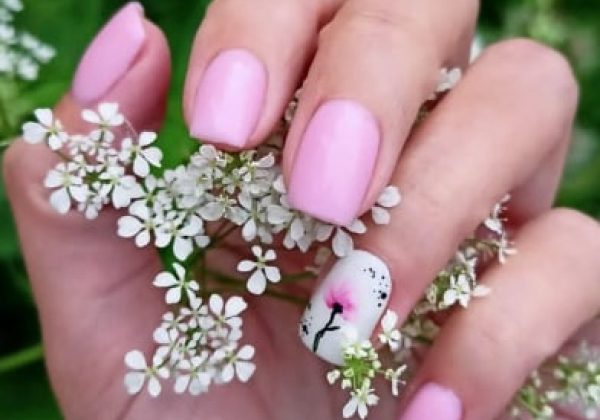 Рожевий манікюр літо 2022