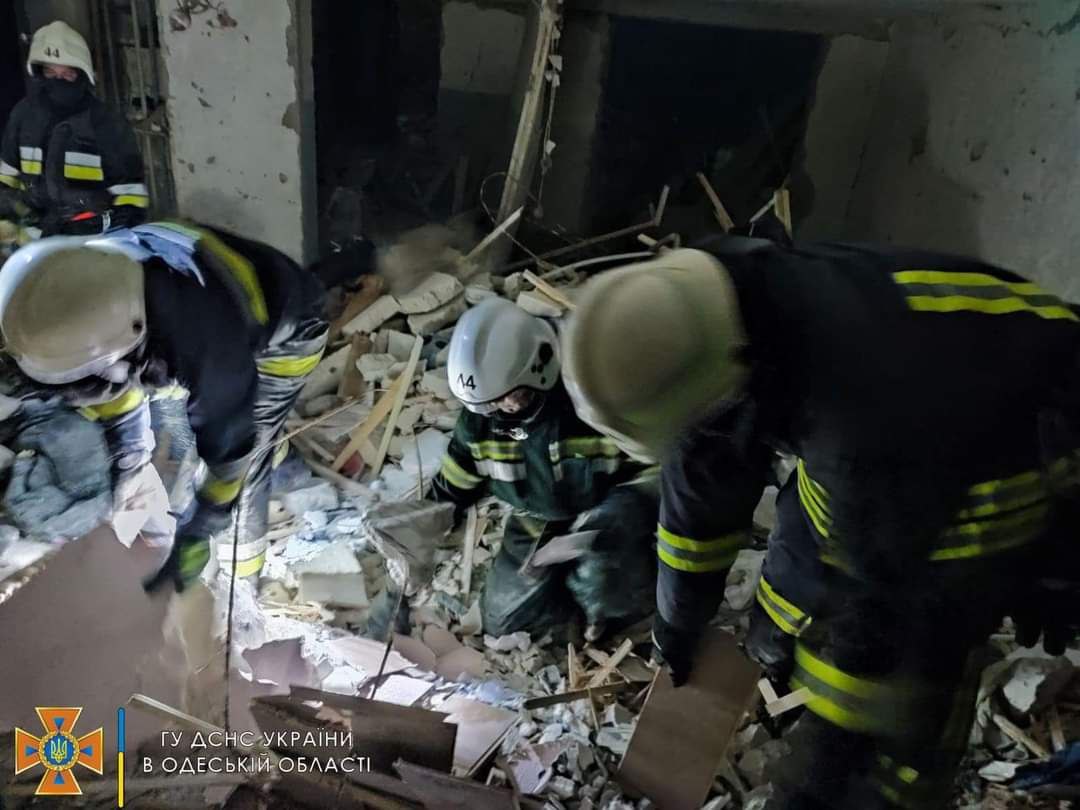Ракетный удар по 9-этажке и базам отдыха на Одесчине: 18 человек погибли, еще 30 - ранены
