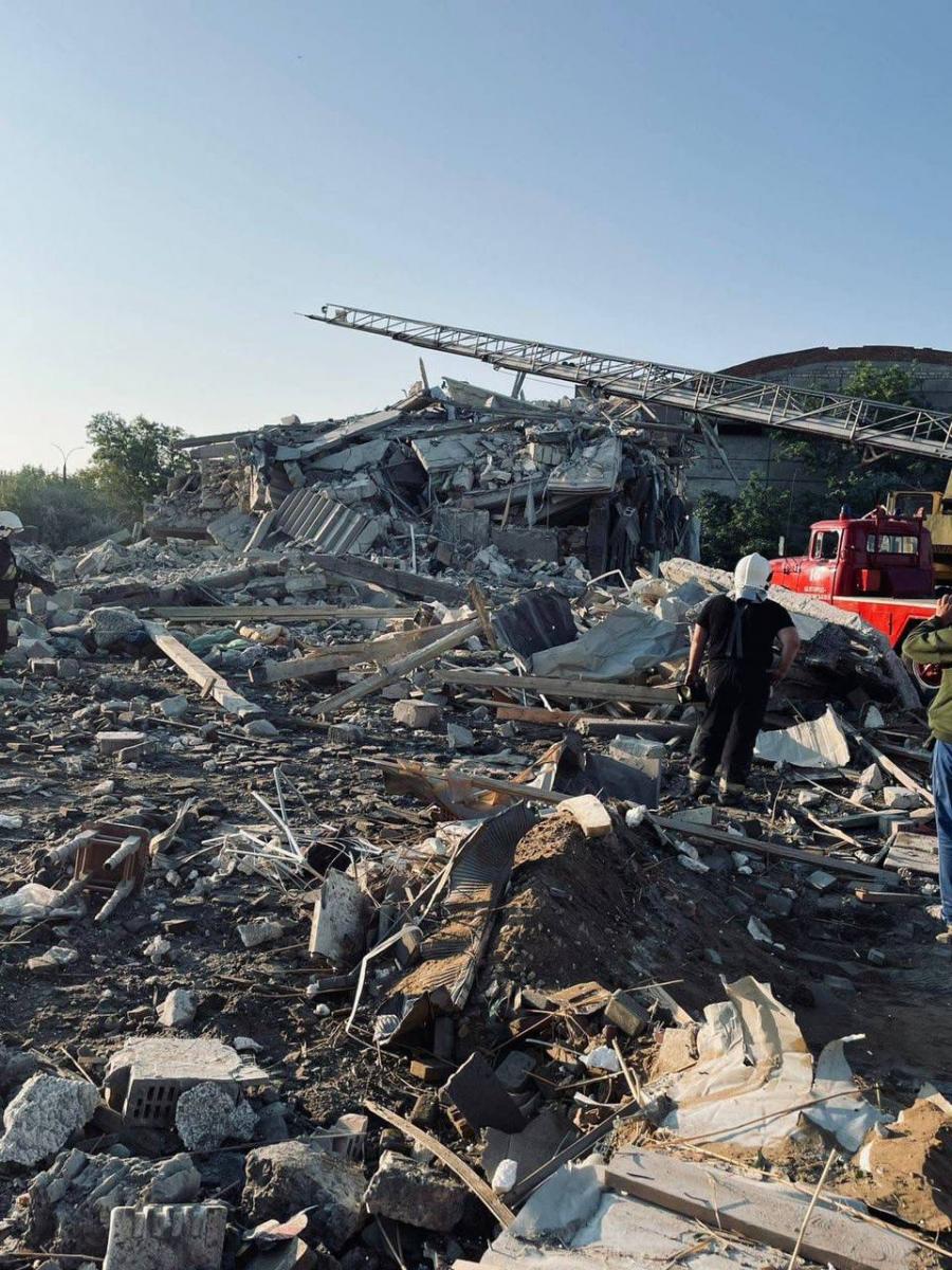 Ракетный удар по 9-этажке и базам отдыха на Одесчине: 18 человек погибли, еще 30 - ранены