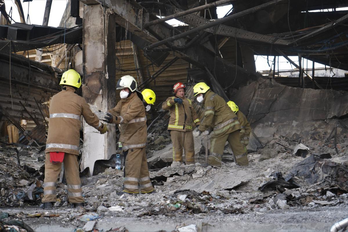 На 5 день от трагедии продолжается разбор завалов в разрушенном ракетой ТЦ "Амстор" в Кременчуге