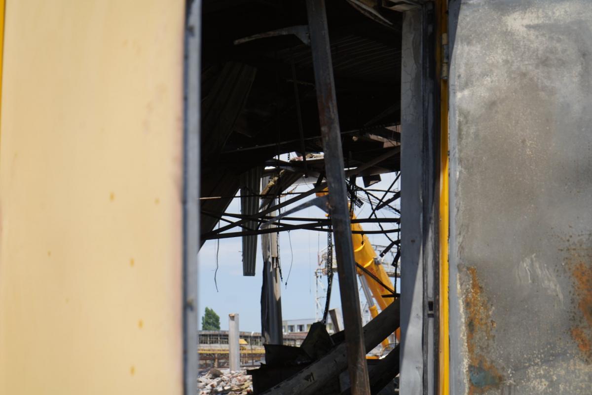 На 5 день от трагедии продолжается разбор завалов в разрушенном ракетой ТЦ "Амстор" в Кременчуге
