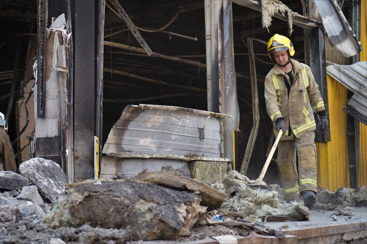 На 5-ий день від трагедії продовжується розбір завалів у зруйнованому ракетою ТЦ "Амстор" в Кременчуці На 5-ий день від трагедії продовжується розбір завалів у зруйнованому ракетою ТЦ "Амстор" в Кременчуці